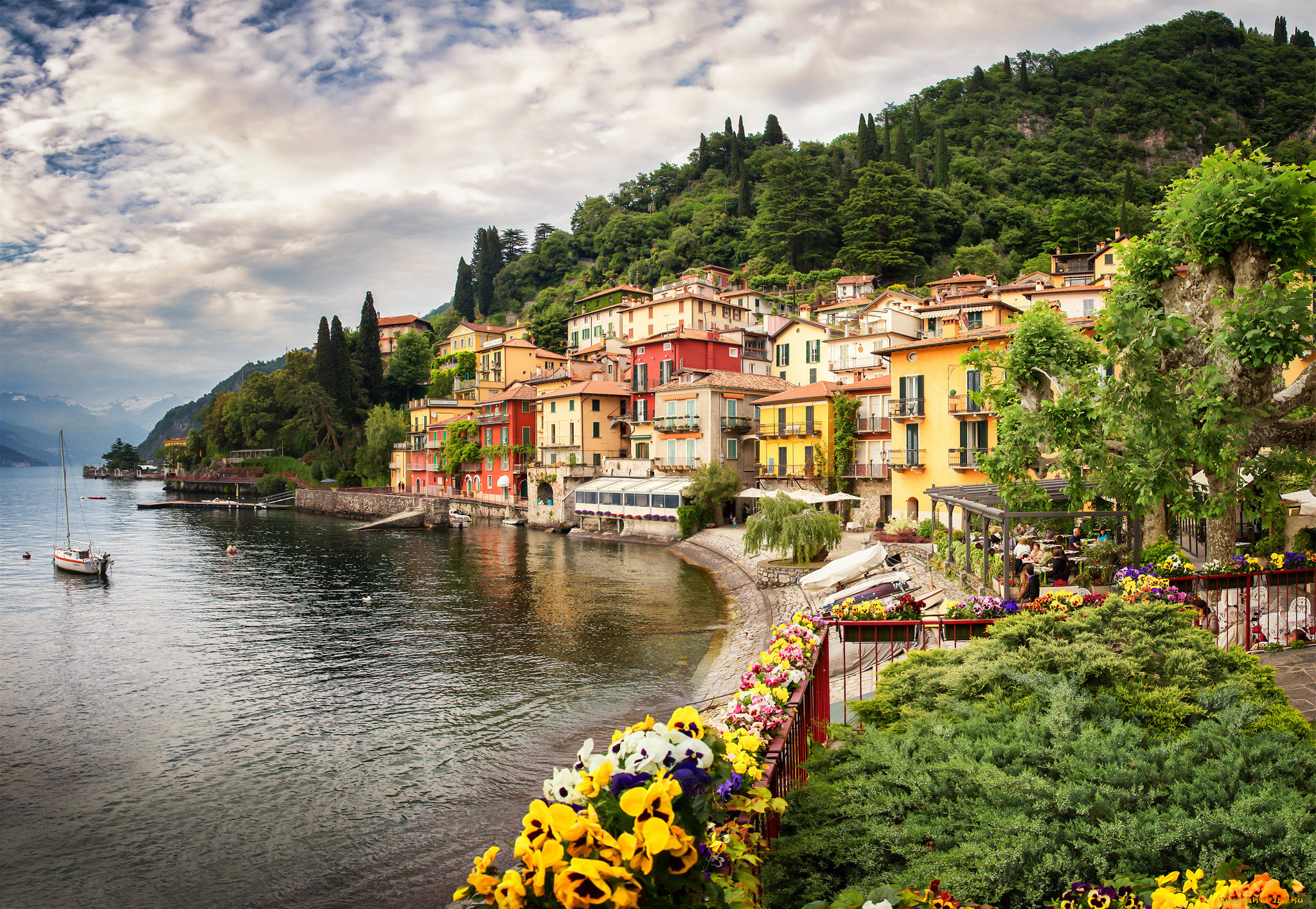 Обои Varenna, Italy Города - Улицы, площади, набережные, обои для рабочего  стола, фотографии varenna, italy, города, - улицы, площади, набережные,  здания, дома, город, италия, озеро, альпы, горы, деревья, цветы, природа  Обои для